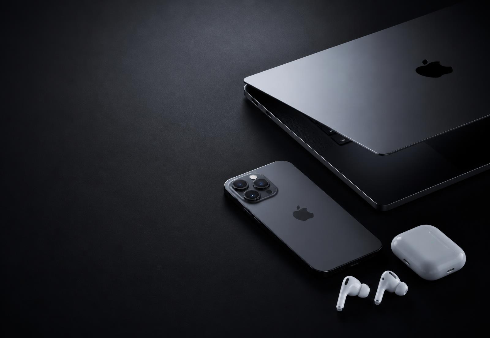Ordinateur portable, smartphone et écouteurs HIGH-TECH CENTER